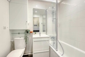 Een douche, handdoeken, shampoo