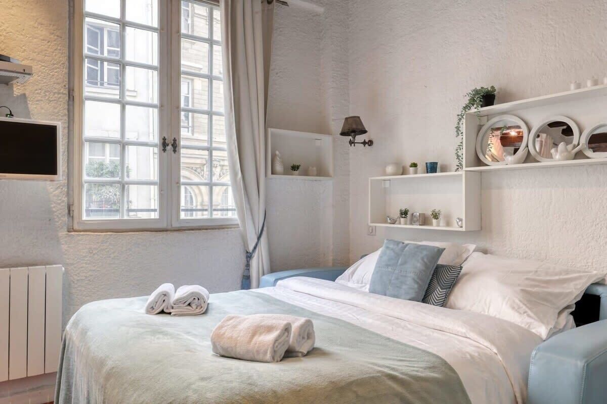 Iron/ironing board, travel cot, WiFi, bed sheets