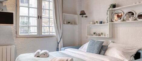 Iron/ironing board, travel cot, WiFi, bed sheets