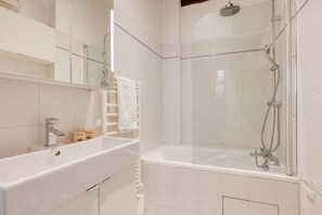 Shower, towels, shampoo - New & Authentic Studio - The Historical Le Marais (Paris)
