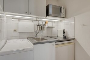 Fridge, microwave, stovetop, coffee/tea maker - Studio Parfait - Coeur du 17em (Paris)