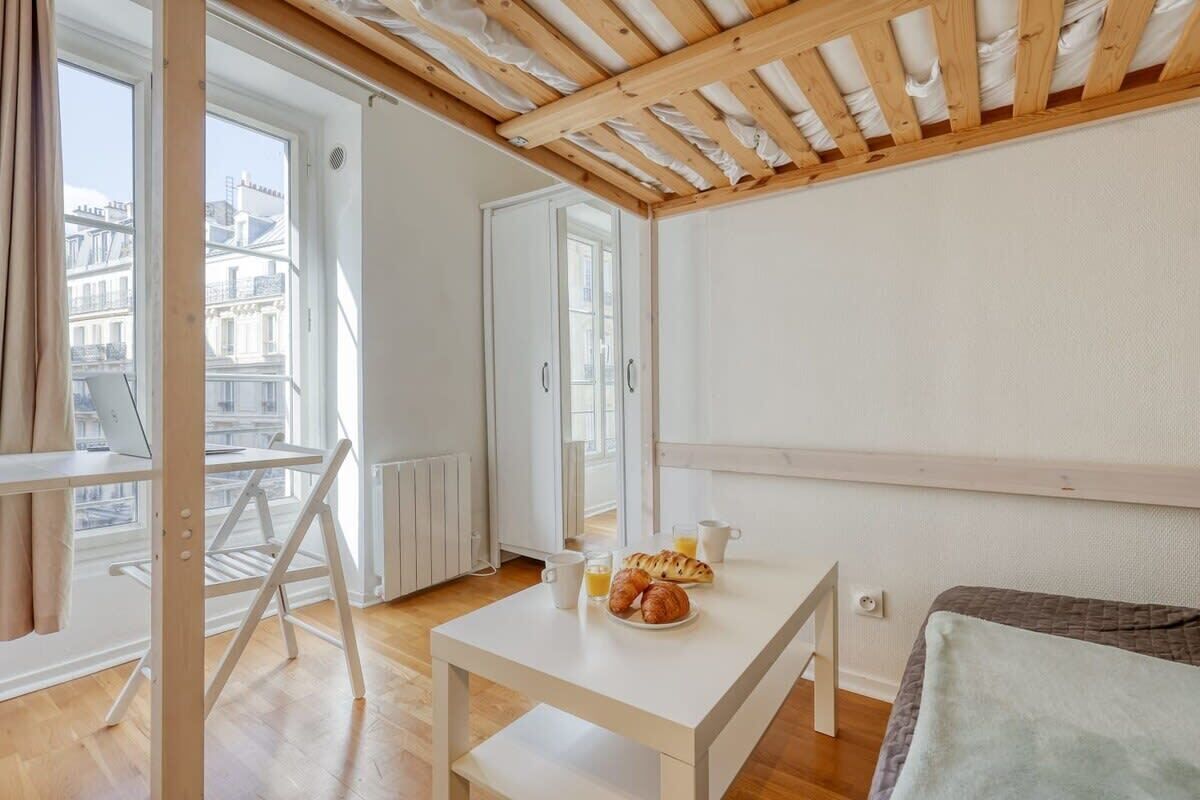 Tabla de planchar con plancha, cuna de viaje, wifi y ropa de cama 