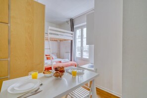Dining - Welcoming Studio - Coeur du 17em - Bail moy durée (Paris)