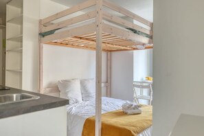 Tabla de planchar con plancha, cuna de viaje, wifi y ropa de cama 