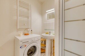 Shower, hair dryer, towels, shampoo - Cute studio-Coeur du 17e- Bail Moyenne Durée (2DD) (Paris)