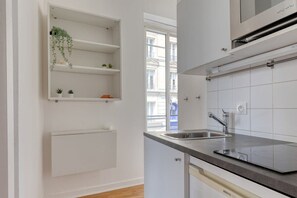 Fridge, microwave, stovetop, coffee/tea maker - The Studio - Coeur du 17e- Bail Moyenne Durée (1D) (Paris)