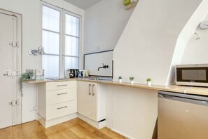 Fridge, microwave, stovetop, coffee/tea maker - New, Large and Cosy Studio - Le Marais - Mid Terms (Paris)