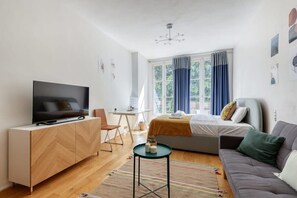 Iron/ironing board, travel cot, WiFi, bed sheets - New, Large and Cosy Studio - Le Marais - Mid Terms (Paris)