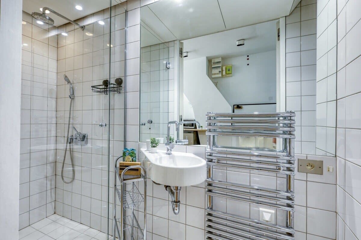 Douche, sèche-cheveux, serviettes fournies, shampoing