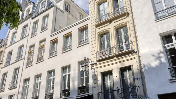 A row of classic European-style buildings with uniform window designs and balconies. - New, Large and Cosy Studio - Le Marais - Mid Terms (Paris)