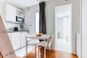 Fridge, microwave, stovetop, coffee/tea maker - Warm Studio-Coeur du 17em -Bail moyenne durée (3G) (Paris)