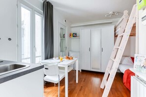 Desk, iron/ironing board, travel cot, WiFi - Warm Studio-Coeur du 17em -Bail moyenne durée (3G) (Paris)
