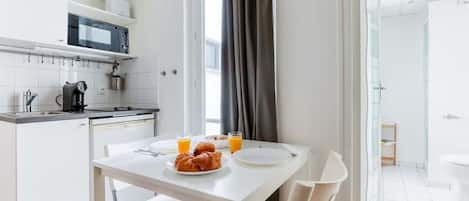 Kühlschrank, Mikrowelle, Herdplatte, Wasserkocher mit Kaffee-/Teezubehör