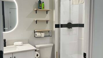 Dusche, Haartrockner, Handtücher, Shampoo