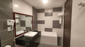 Estudio básico, patio, vista a la ciudad | Baño | Pantuflas 