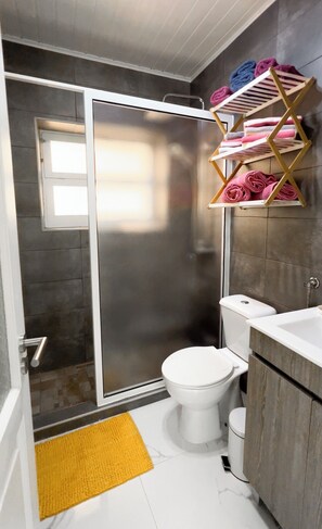 Dusche, Haartrockner, Handtücher, Seife