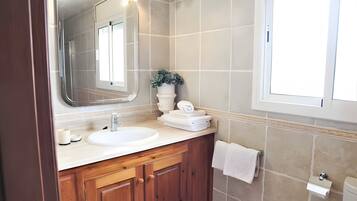 Een douche, handdoeken