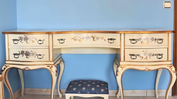 A room with a blue wall, a white vanity with ornate handles, a mirror, and a patterned bench. - Magnificent villa in Santa Susanna, 100m from the beach, with pool and privacy (Santa Susanna)