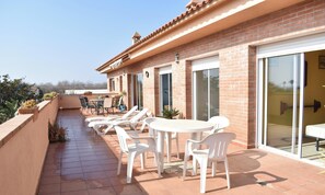Outdoor dining - Magnificent villa in Santa Susanna, 100m from the beach, with pool and privacy (Santa Susanna)