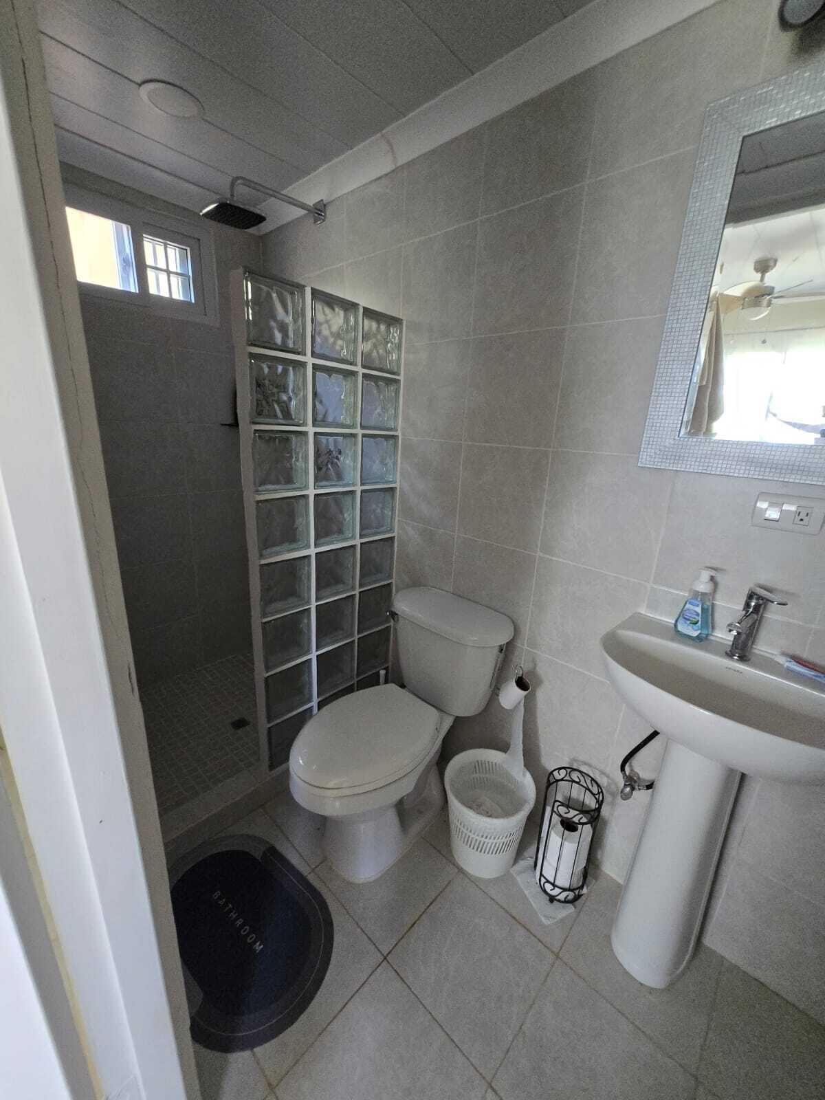 Douche, serviettes fournies, savon, papier toilette