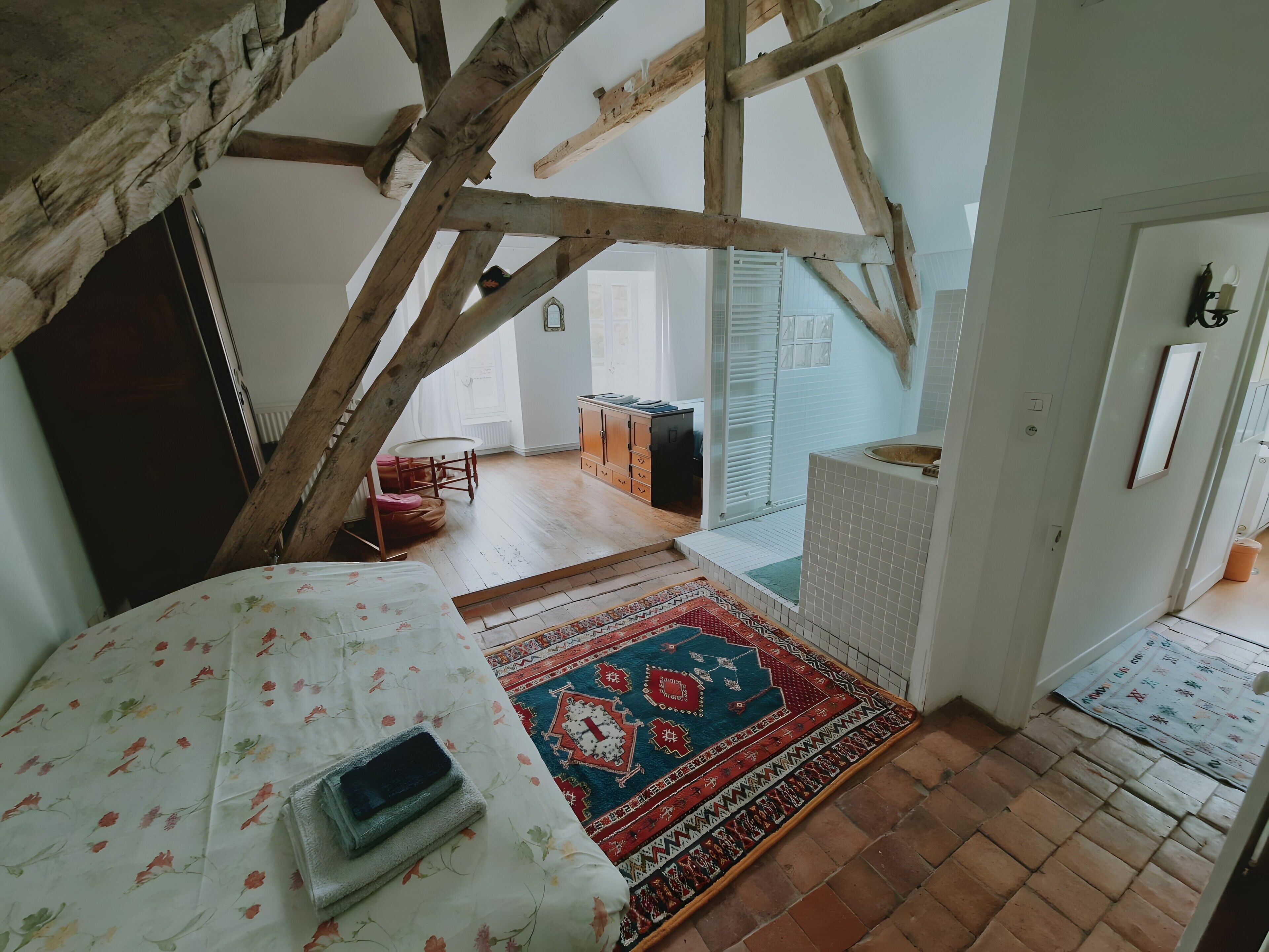 Een strijkplank/strijkijzer, wifi, beddengoed