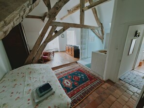 Iron/ironing board, WiFi, bed sheets