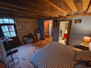 Iron/ironing board, WiFi, bed sheets