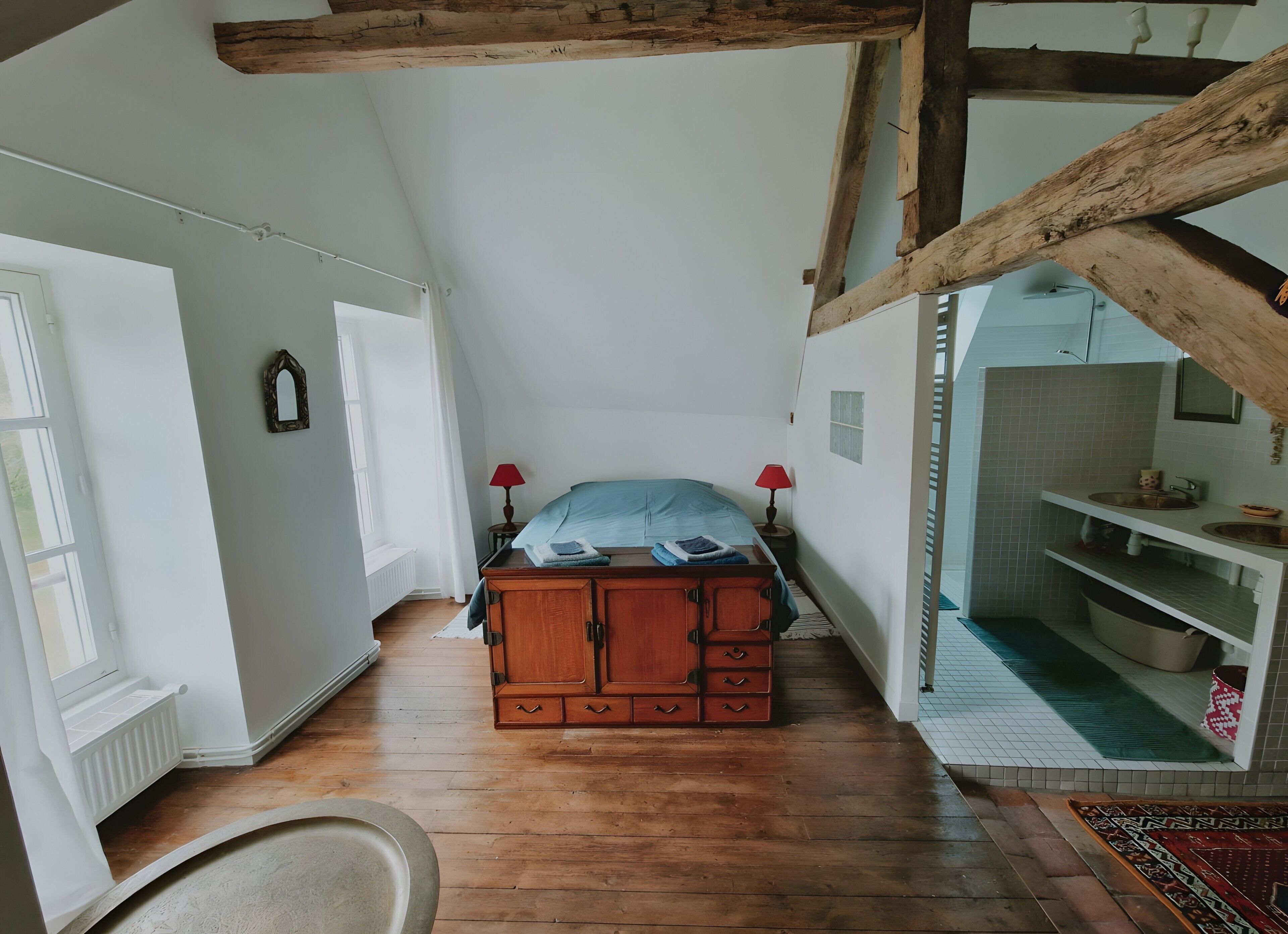 Iron/ironing board, WiFi, bed sheets