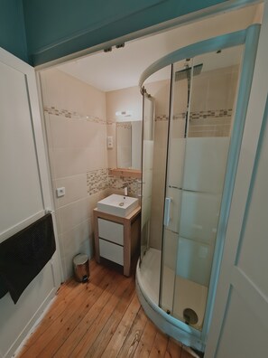 Shower, towels