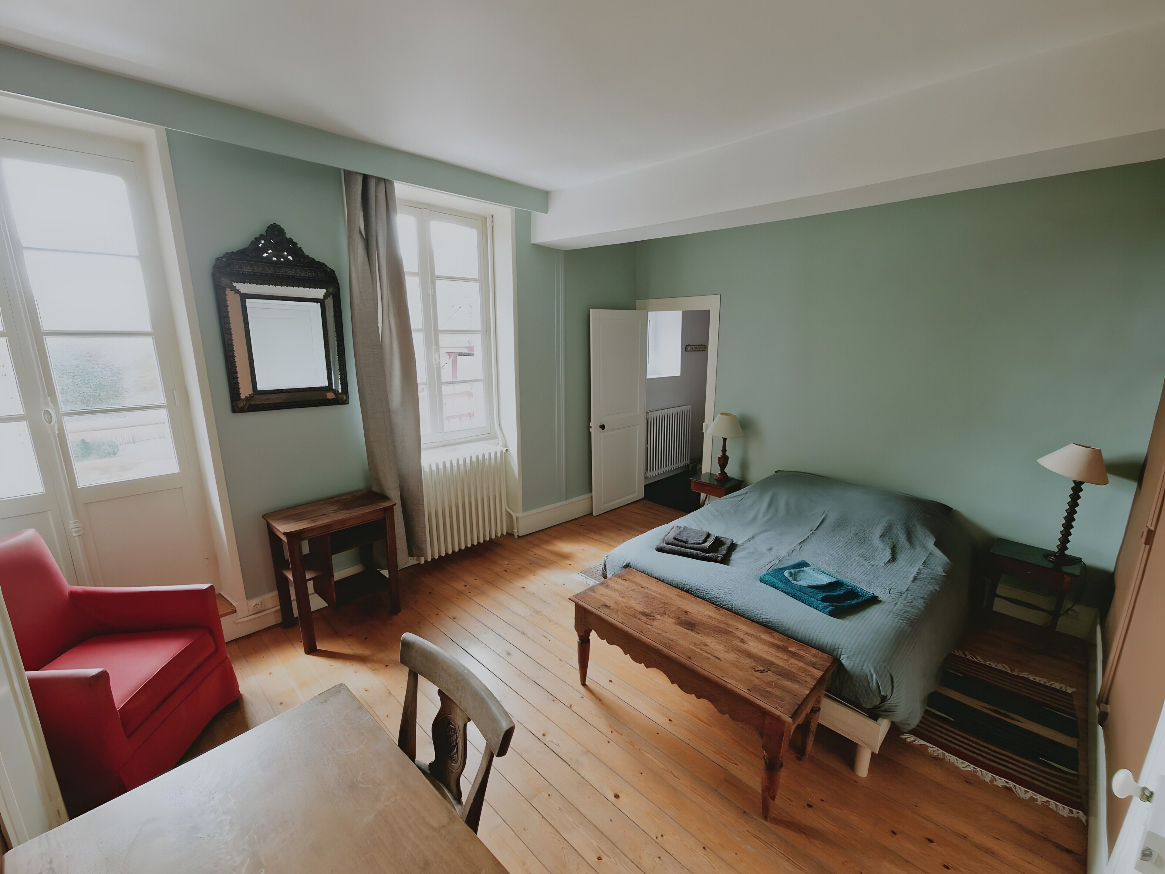Iron/ironing board, WiFi, bed sheets