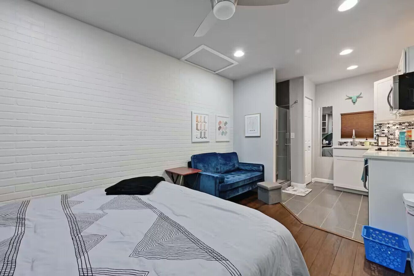 Desk, iron/ironing board, WiFi, bed sheets