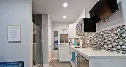 Modern Studio by Southpark Meadows | Walk to Park!