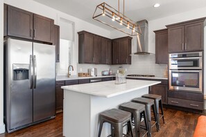 Fridge, microwave, oven, stovetop - 2 Homes! Rooftop Putting Greens & Skyline Views - 8 Min to Broadway (Nashville)