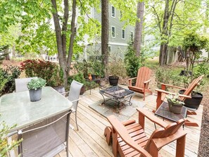 Outdoor dining - 3BR Townhome w/ Yard, Firepit & Deck | Near Beach! (Bethany Beach)