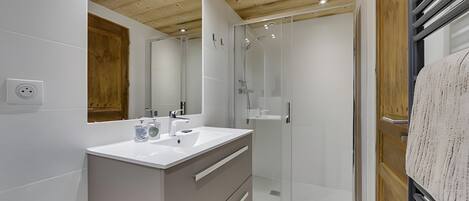 Douche, serviettes fournies