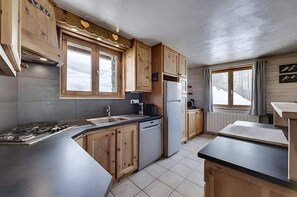 Fridge, microwave, oven, stovetop - Apartment 'Morelle' in Val-d'Isère (Val-d'Isère)