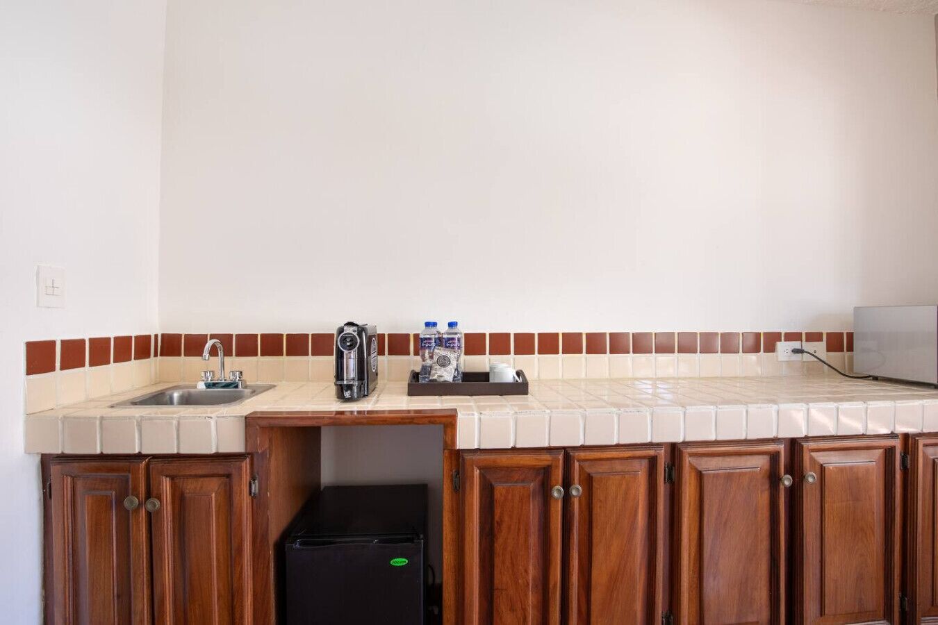 Een koelkast, een microgolfoven, een koffiezetapparaat/waterkoker