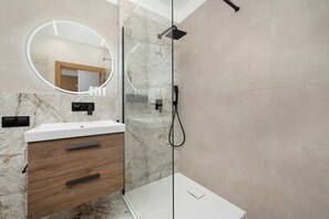 Shower, hair dryer, towels, shampoo - Comfortable Apartment | View Terrace (Wrocław)