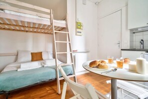 Tabla de planchar con plancha, wifi, ropa de cama
