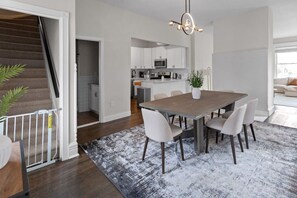 Dining - Spacious Home Near NYC&Metlife w private parking (Jersey City)