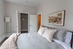 Desk, iron/ironing board, travel cot, WiFi - Spacious Home Near NYC&Metlife w private parking (Jersey City)
