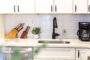 Fridge, microwave, oven, stovetop - Spacious Home Near NYC&Metlife w private parking (Jersey City)