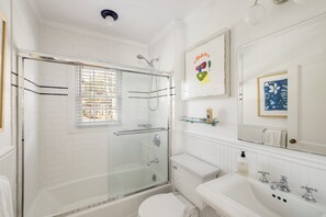 Hair dryer, towels, soap, toilet paper - 2-bedroom cottage in Sag Harbor with huge backyard. close to everything! (Sag Harbor)