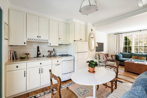 Private kitchen - 2-bedroom cottage in Sag Harbor with huge backyard. close to everything! (Sag Harbor)