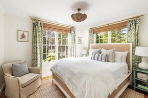 Iron/ironing board, Internet, bed sheets - 2-bedroom cottage in Sag Harbor with huge backyard. close to everything! (Sag Harbor)