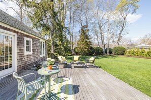 Outdoor dining - 2-bedroom cottage in Sag Harbor with huge backyard. close to everything! (Sag Harbor)