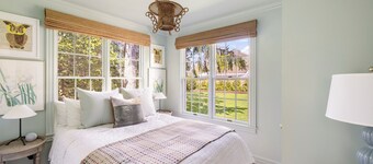 2-bedroom cottage in Sag Harbor with huge backyard. close to everything!