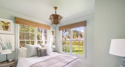 2-bedroom cottage in Sag Harbor with huge backyard. close to everything!