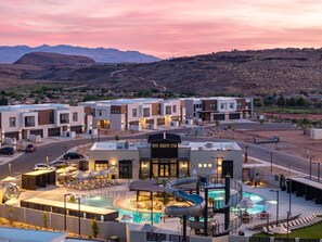Un hotel con varias construcciones, piscina y tobogán de agua.