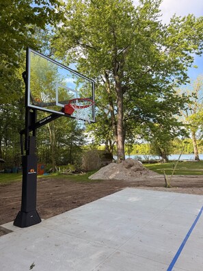 Sports court - Lake Retreat - Private Dock • Hot Tub • Arcade • Pickleball • Basketball (Gobles)